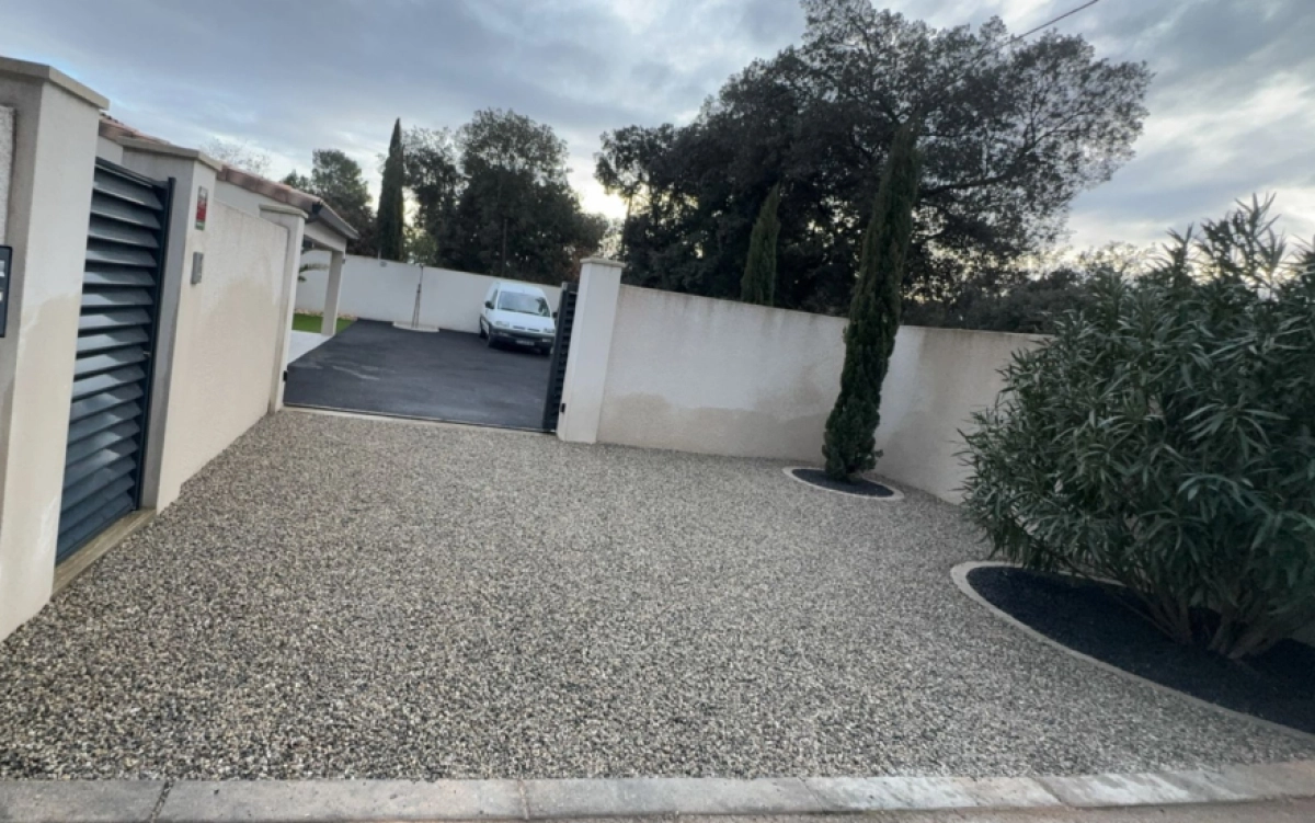 Une cour sublimée et une entrée chic !