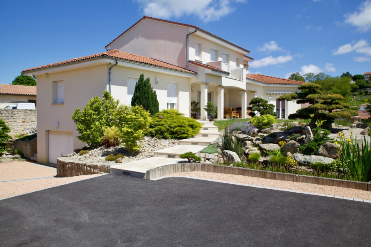Valorisez l'entrée de votre maison avec un aménagement sur mesure !