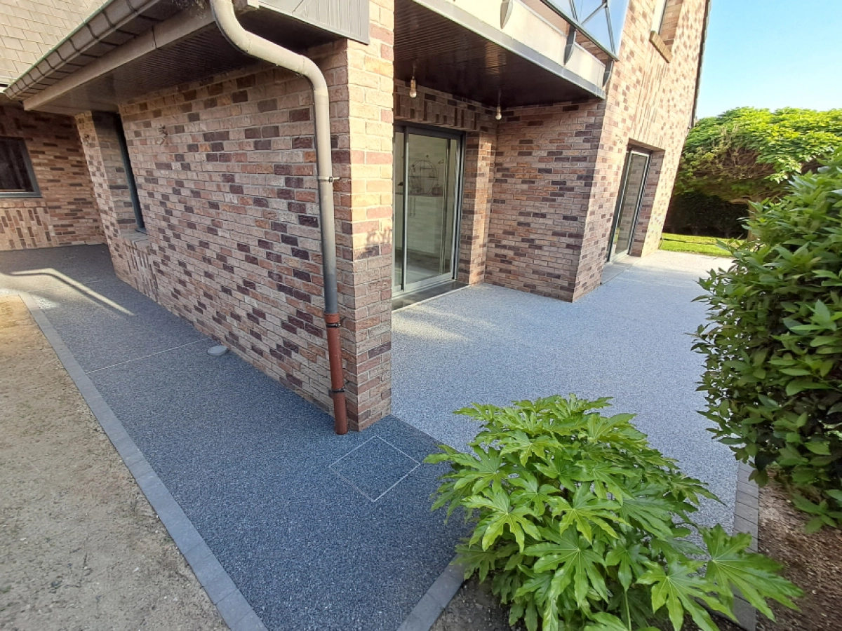 Chantier du mois à Valenciennes : création d'une terrasse en résine drainante Hydrostar® par l'entreprise VOGT
