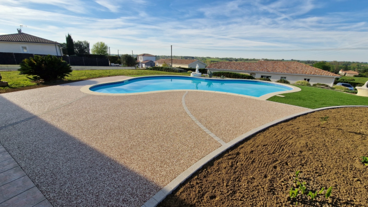 Chantier du mois à Lagupie : une plage de piscine élégante et confortable avec l'entreprise LARROSE BONNIN