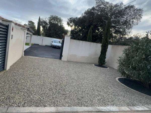 Une cour sublimée et une entrée chic !