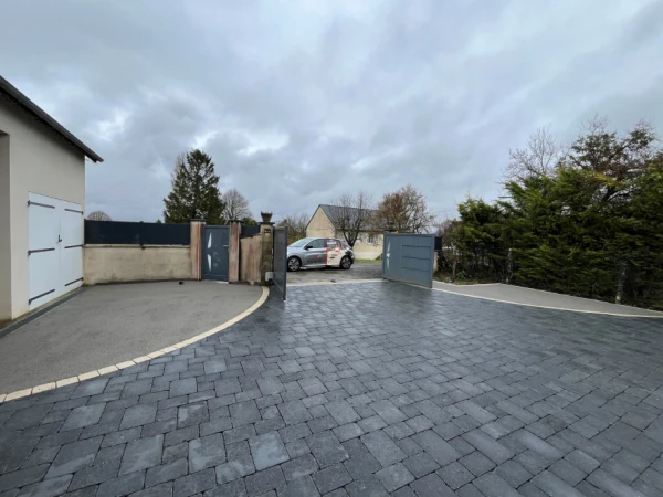 Chantier du mois à Beaumont-en-Véron : une cour alliant esthétique et durabilité !