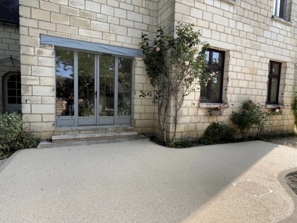 Terrasse refaite avec soin au coeur de Chinon !