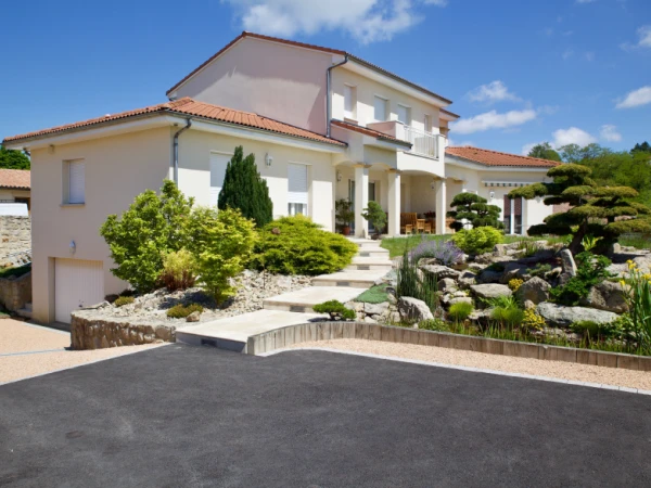 Valorisez l'entrée de votre maison avec un aménagement sur mesure !