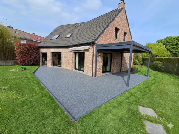 Chantier du mois à Rumegies : une terrasse moderne et drainante en Hydrostar®