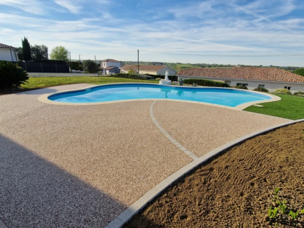 Chantier du mois à Lagupie : une plage de piscine élégante et confortable avec l'entreprise LARROSE BONNIN